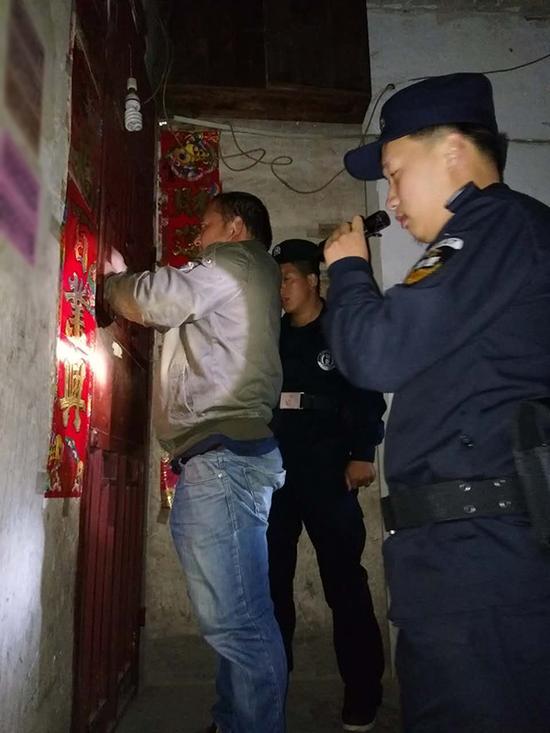 西双版纳粗心妈妈误将幼女锁家中 民警全城寻开锁师傅开门