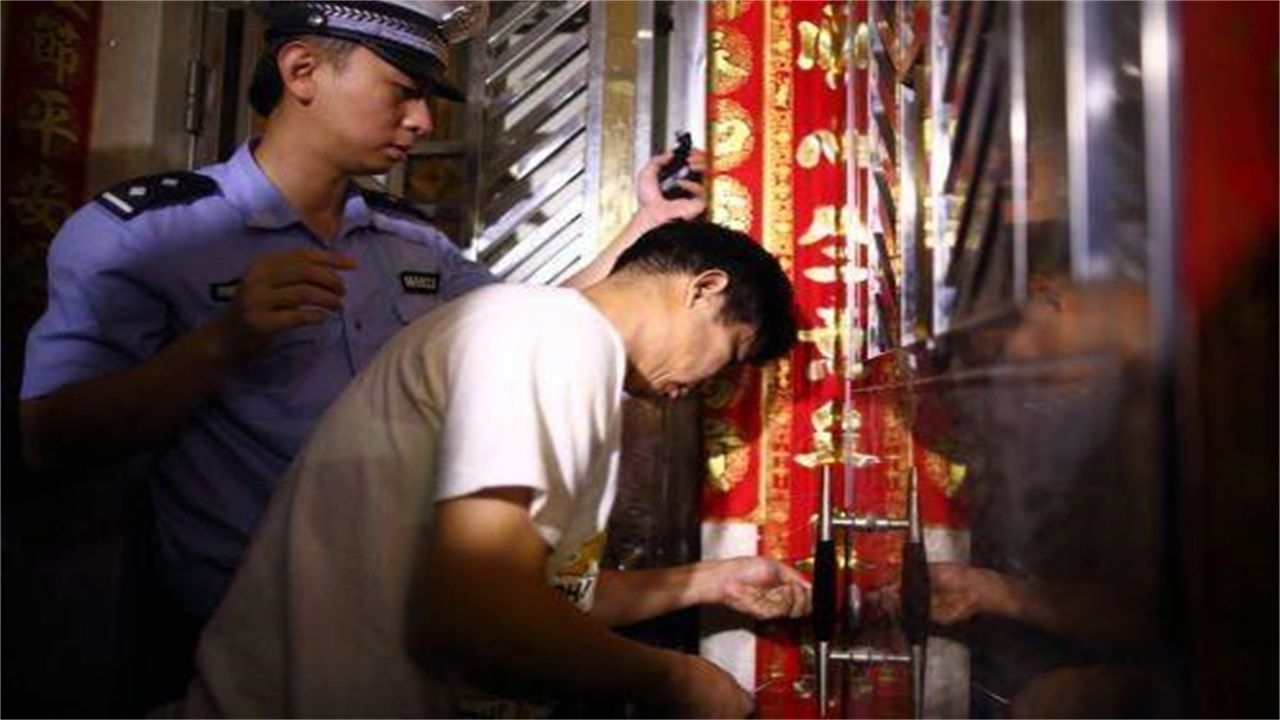 西双版纳请开锁师傅开了锁后，师傅为什么一般都不进门，就算主人请也不进去？